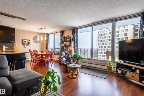706 10135 Saskatchewan Drive, Edmonton, AB - Indoor Photo Showing Living Room