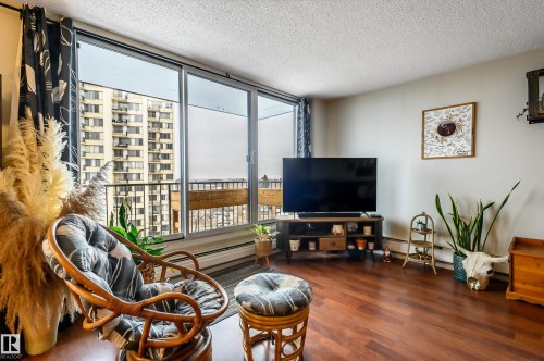 706 10135 Saskatchewan Drive, Edmonton, AB - Indoor Photo Showing Living Room