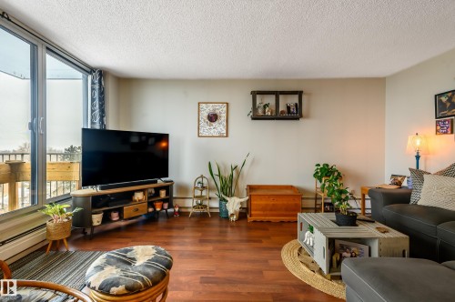 706 10135 Saskatchewan Drive, Edmonton, AB - Indoor Photo Showing Living Room
