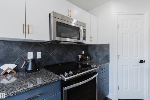 6825 Cardinal Link Link, Edmonton, AB - Indoor Photo Showing Kitchen With Upgraded Kitchen