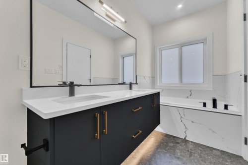 8450 Mayday Link, Edmonton, AB - Indoor Photo Showing Bathroom