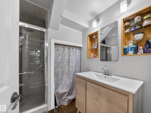 9310 165 Street, Edmonton, AB - Indoor Photo Showing Bathroom