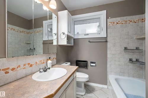 5804 112 Street, Edmonton, AB - Indoor Photo Showing Bathroom