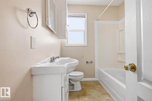 8139 79 Avenue, Edmonton, AB - Indoor Photo Showing Bathroom