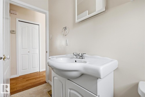 8139 79 Avenue, Edmonton, AB - Indoor Photo Showing Bathroom