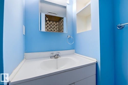 8139 79 Avenue, Edmonton, AB - Indoor Photo Showing Bathroom