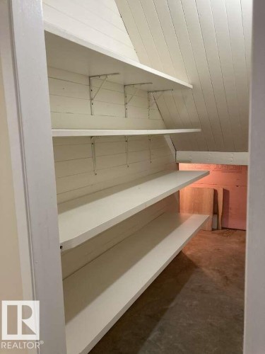 196 Weston Drive, Spruce Grove, AB - Indoor Photo Showing Garage
