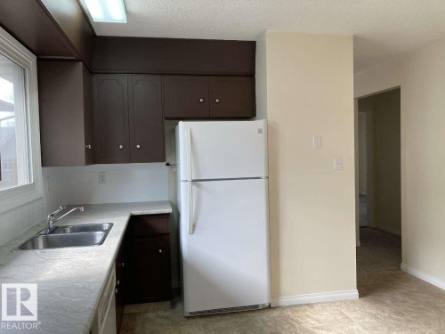 196 Weston Drive, Spruce Grove, AB - Indoor Photo Showing Kitchen With Double Sink