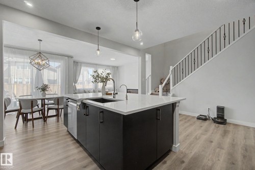 2721 Donaghey Crescent, Edmonton, AB - Indoor Photo Showing Kitchen With Upgraded Kitchen
