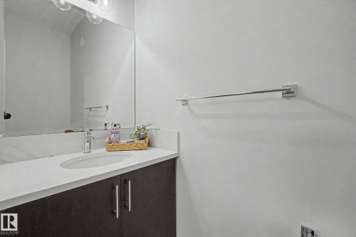 2721 Donaghey Crescent, Edmonton, AB - Indoor Photo Showing Bathroom