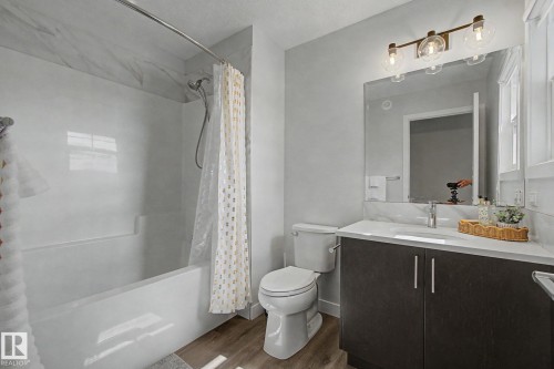 2721 Donaghey Crescent, Edmonton, AB - Indoor Photo Showing Bathroom