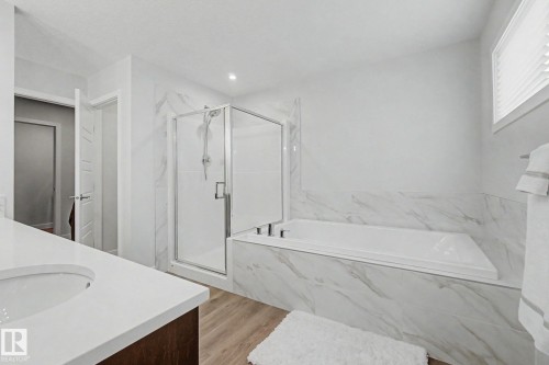 2721 Donaghey Crescent, Edmonton, AB - Indoor Photo Showing Bathroom