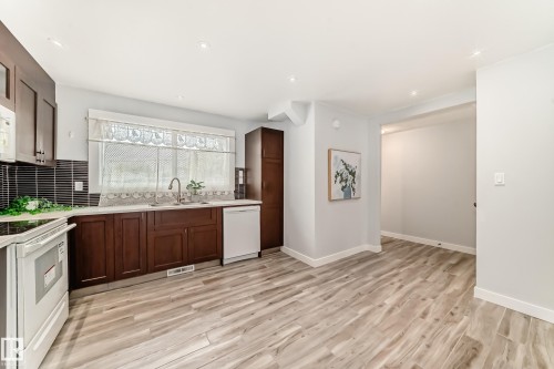 11811 44 Street, Edmonton, AB - Indoor Photo Showing Kitchen