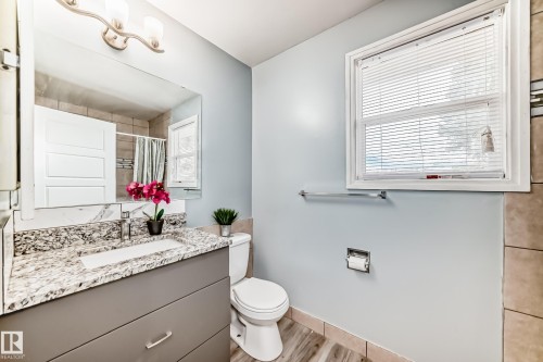 11811 44 Street, Edmonton, AB - Indoor Photo Showing Bathroom