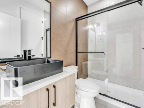 6710 176A Avenue, Edmonton, AB - Indoor Photo Showing Bathroom
