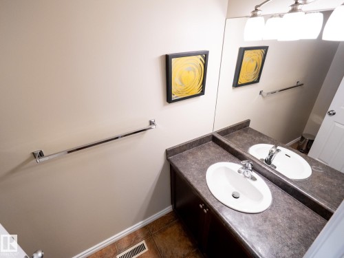 3617 Whitelaw Bay, Edmonton, AB - Indoor Photo Showing Bathroom