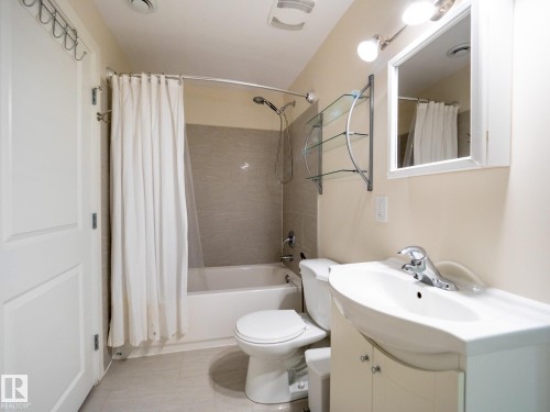 3617 Whitelaw Bay, Edmonton, AB - Indoor Photo Showing Bathroom