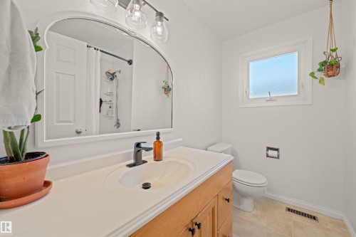 2008 89 Street, Edmonton, AB - Indoor Photo Showing Bathroom