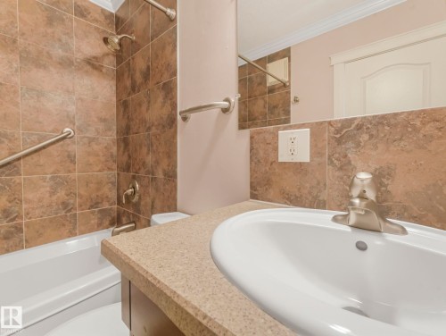 9 10724 115 Street, Edmonton, AB - Indoor Photo Showing Bathroom