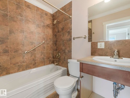 9 10724 115 Street, Edmonton, AB - Indoor Photo Showing Bathroom
