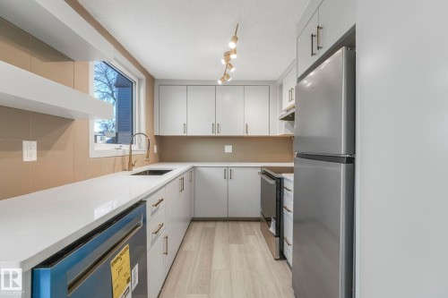 81 Willowdale Place, Edmonton, AB - Indoor Photo Showing Kitchen