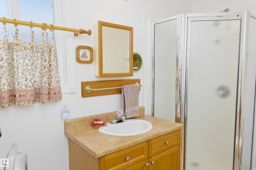 5238 43 Street, Barrhead, AB - Indoor Photo Showing Bathroom