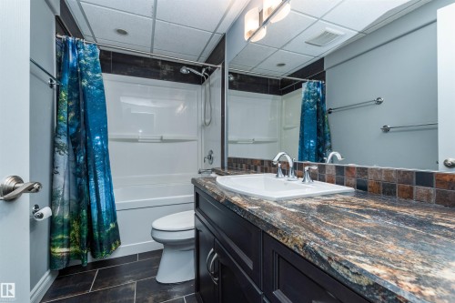 6247 162B Avenue, Edmonton, AB - Indoor Photo Showing Bathroom