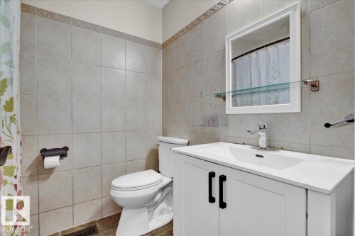 10027 173 Avenue, Edmonton, AB - Indoor Photo Showing Bathroom