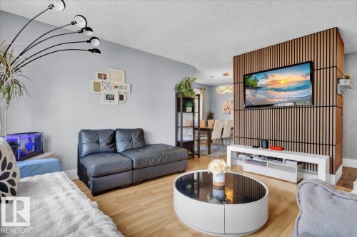 10027 173 Avenue, Edmonton, AB - Indoor Photo Showing Living Room