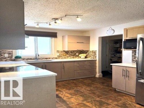 10027 173 Avenue, Edmonton, AB - Indoor Photo Showing Kitchen