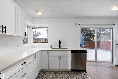 49 Deerbourne Drive, St. Albert, AB - Indoor Photo Showing Kitchen