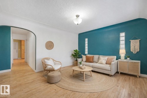 4 9835 82 Avenue, Edmonton, AB - Indoor Photo Showing Living Room