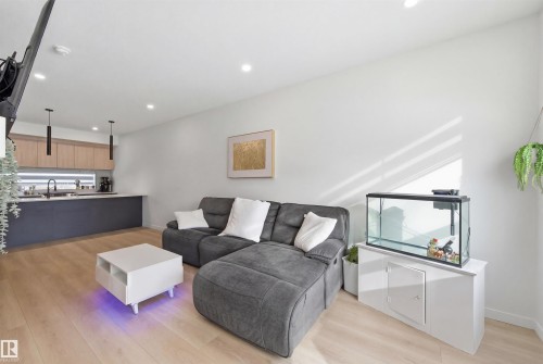 3 12204 121 Avenue, Edmonton, AB - Indoor Photo Showing Living Room