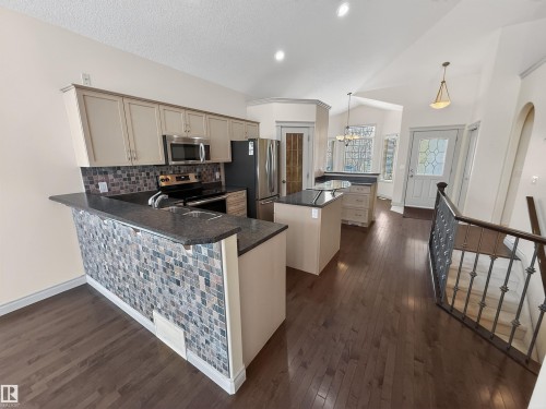 6 Briarwood Village, Stony Plain, AB - Indoor Photo Showing Kitchen