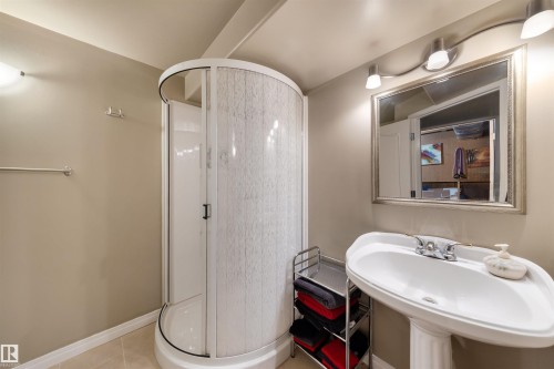 12219 42A Avenue, Edmonton, AB - Indoor Photo Showing Bathroom