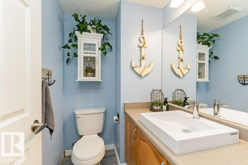 9136 166 Avenue, Edmonton, AB - Indoor Photo Showing Bathroom