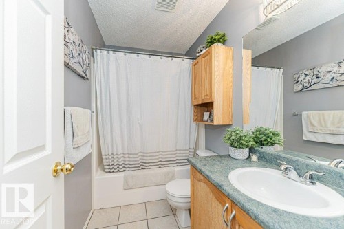 9136 166 Avenue, Edmonton, AB - Indoor Photo Showing Bathroom