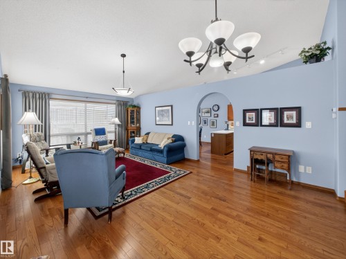 The property features hardwood floors, a vaulted ceiling, and an arched entryway - 7 85 Gervais Road, St. Albert, AB - Indoor