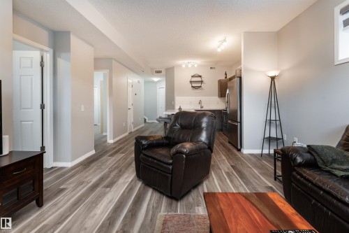 23 6520 2 Avenue, Edmonton, AB - Indoor Photo Showing Living Room
