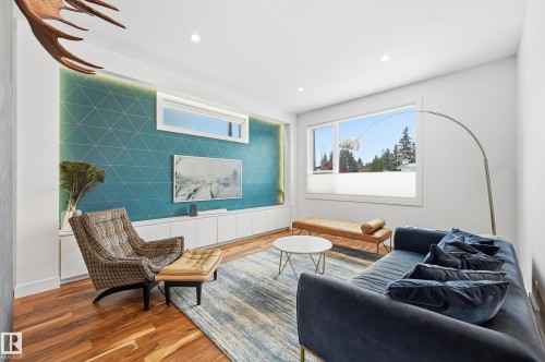 44B Valleyview Crescent, Edmonton, AB - Indoor Photo Showing Living Room