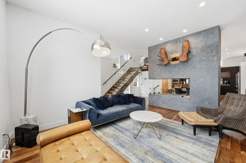 44B Valleyview Crescent, Edmonton, AB - Indoor Photo Showing Living Room