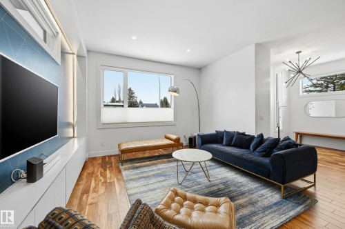 44B Valleyview Crescent, Edmonton, AB - Indoor Photo Showing Living Room