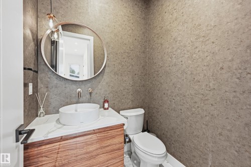 44B Valleyview Crescent, Edmonton, AB - Indoor Photo Showing Bathroom