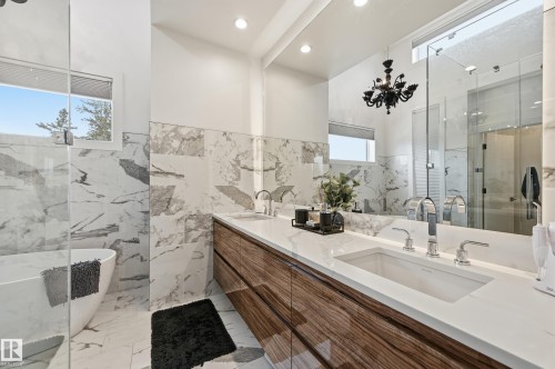 44B Valleyview Crescent, Edmonton, AB - Indoor Photo Showing Bathroom