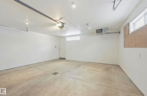 44B Valleyview Crescent, Edmonton, AB - Indoor Photo Showing Garage