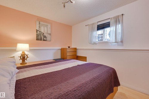 5811 Sutter Place, Edmonton, AB - Indoor Photo Showing Bedroom