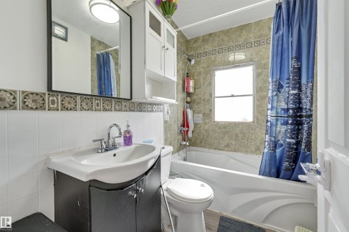 7449 83 Avenue, Edmonton, AB - Indoor Photo Showing Bathroom