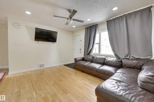 7449 83 Avenue, Edmonton, AB - Indoor Photo Showing Living Room