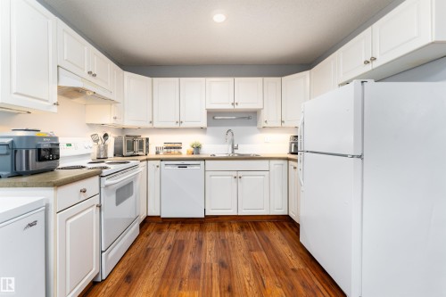26 10208 113 Street, Edmonton, AB - Indoor Photo Showing Kitchen