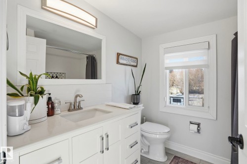 15702 86 Avenue, Edmonton, AB - Indoor Photo Showing Bathroom